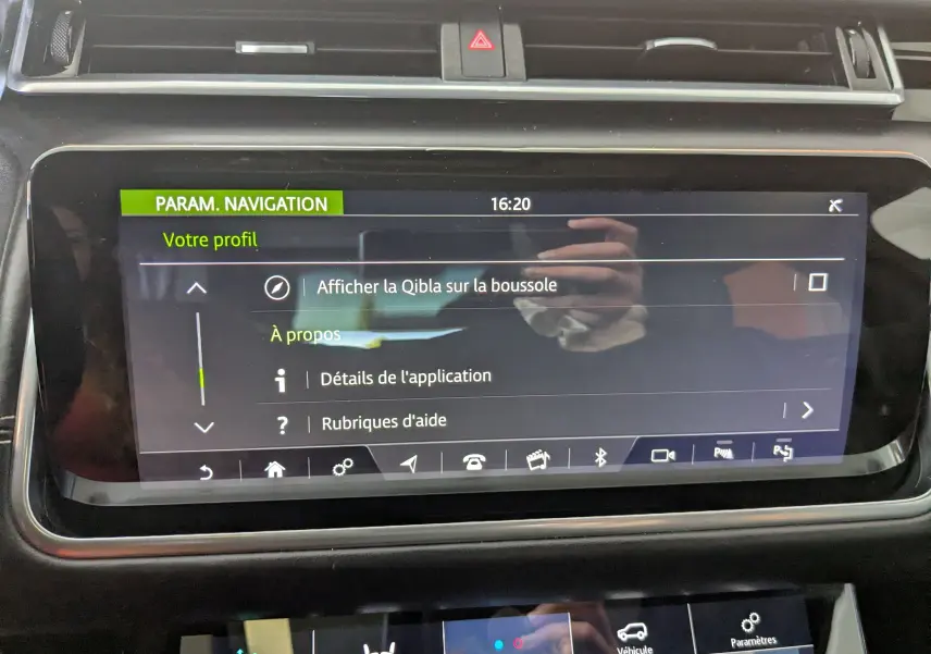 Écran tactile central du Range Rover Velar noir 2020 affichant les paramètres de navigation et profil utilisateur.
