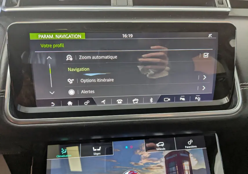Écran tactile central du Range Rover Velar noir 2020 montrant les paramètres de navigation et climatisation intérieure.