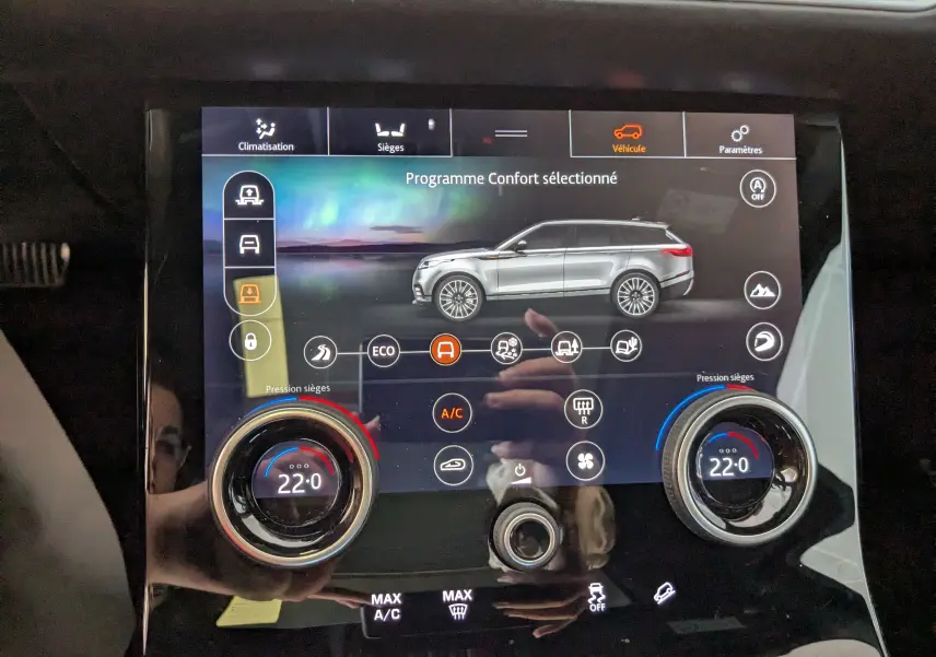 Écran tactile intérieur du Range Rover Velar 2020 affichant le programme confort et la température à 22°C.