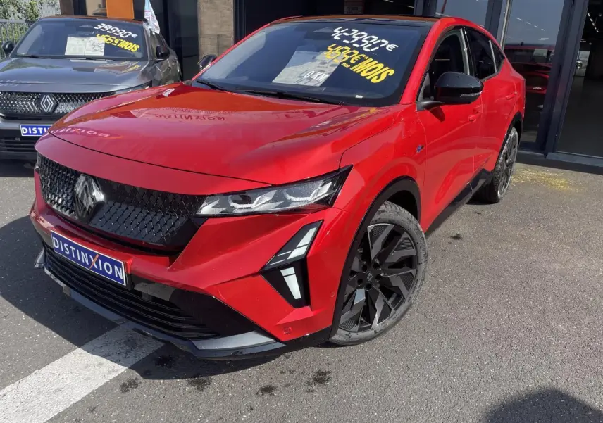 Renault Rafale rouge à toit noir en 3/4 avant droit, avec calandre noire et jantes alliage noires distinctives.