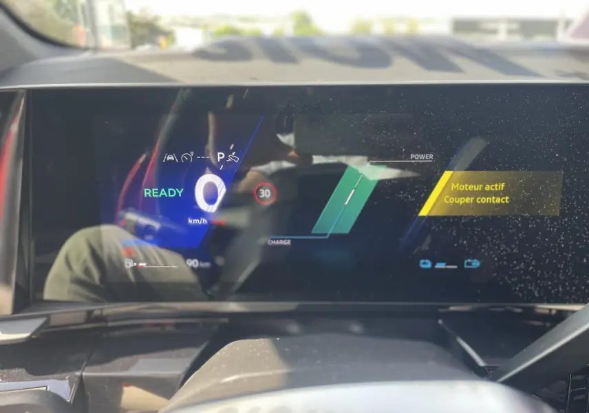 Affichage numérique du tableau de bord Renault Rafale hybride montrant vitesse zéro et message moteur actif