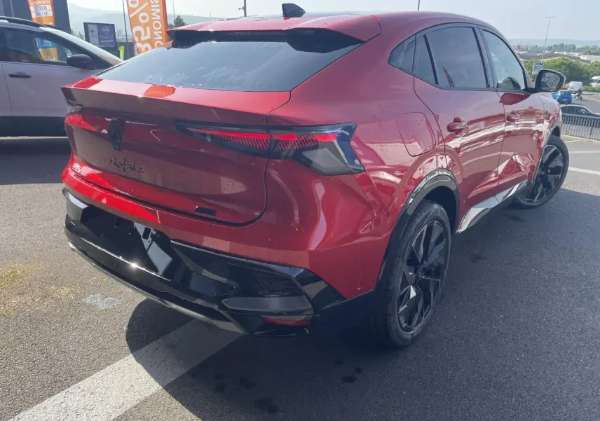 Vue 3/4 arrière droite d'une Renault Rafale rouge à toit noir avec jantes noires et feux arrière LED glaçon flottant