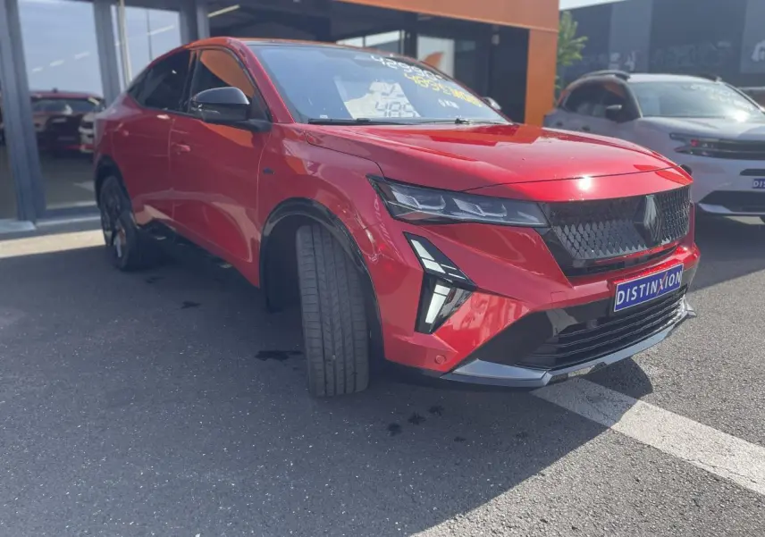 Renault Rafale rouge à toit noir vue 3/4 avant droit avec calandre noire et feux LED distinctifs.
