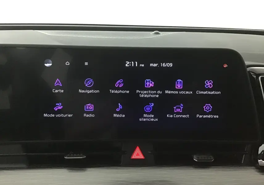 Écran tactile digital 12,3 pouces du Kia Sportage 2025 affichant les options de navigation, média et climatisation.