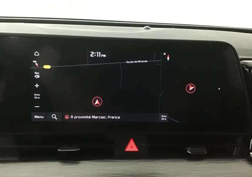Écran digital 12,3 pouces du tableau de bord du Kia Sportage 2025 affichant la navigation GPS.
