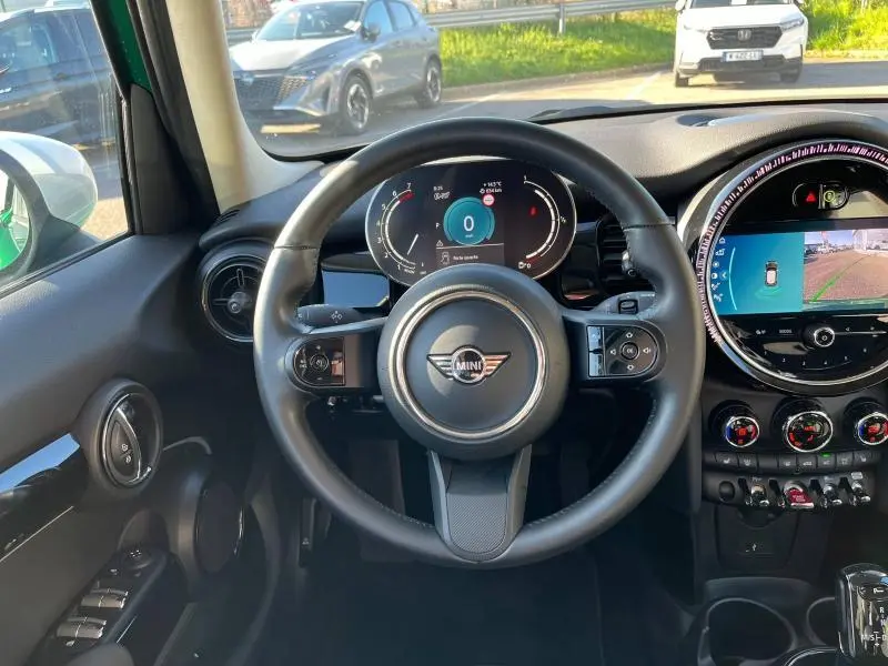 Vue intérieure du tableau de bord et volant cuir de la MINI Cooper S 2021 avec écran tactile et affichage numérique.