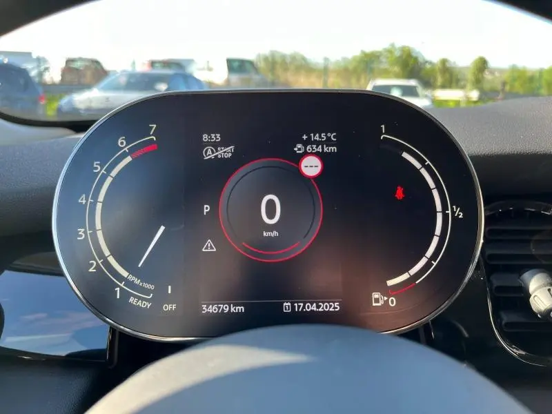Tableau de bord numérique de MINI Cooper S 2021 affichant vitesse à 0 km/h, température 14,5°C et compteur kilométrique.