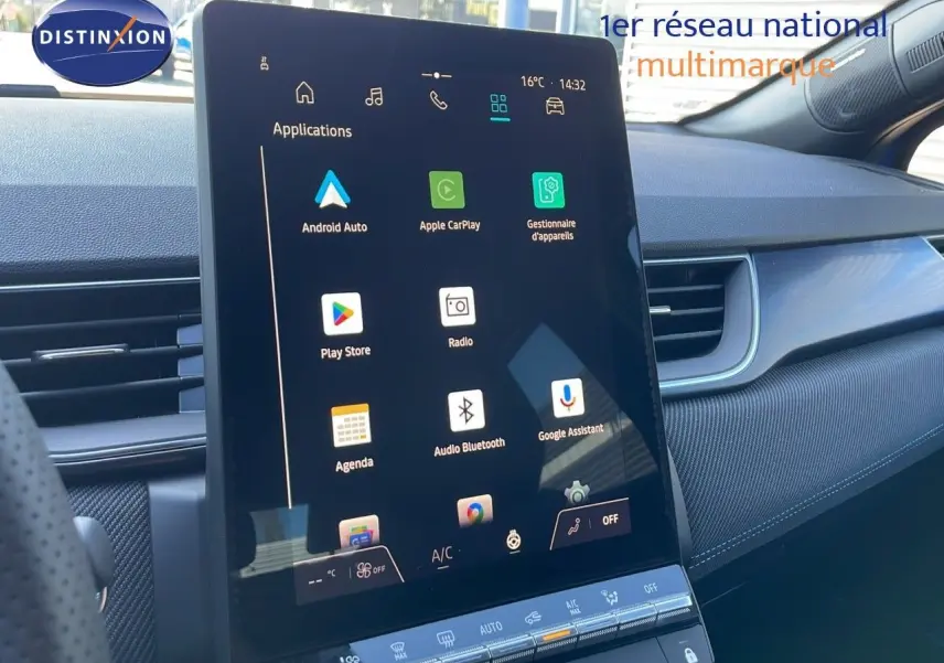 Écran tactile central de la Renault Captur E-Tech hybride 2025, avec interface Android Auto et Apple CarPlay visible.