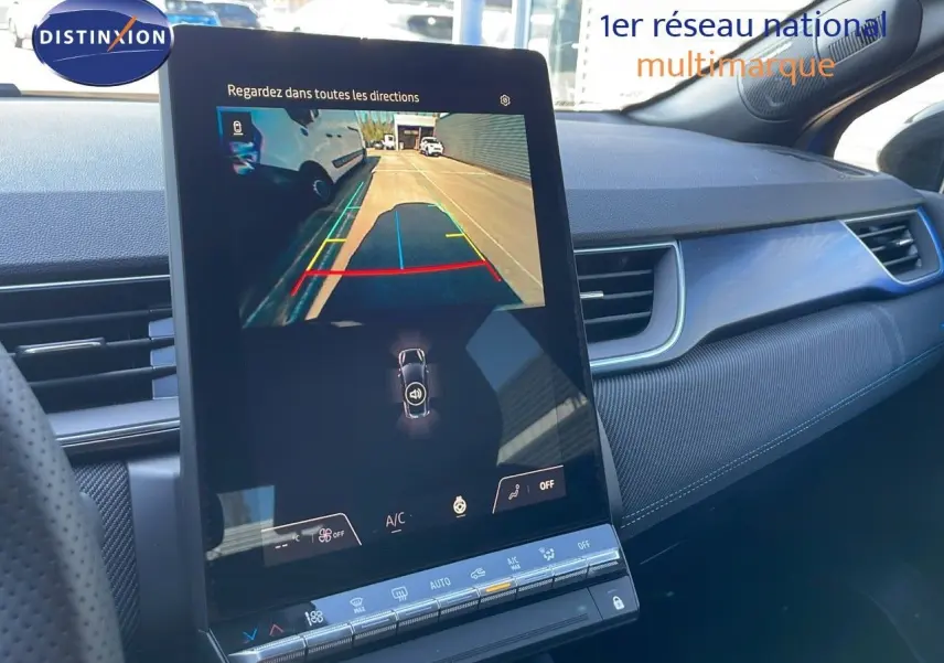 Écran central tactile affichant la caméra de recul dans l'habitacle du Renault Captur E-Tech hybride 2025.