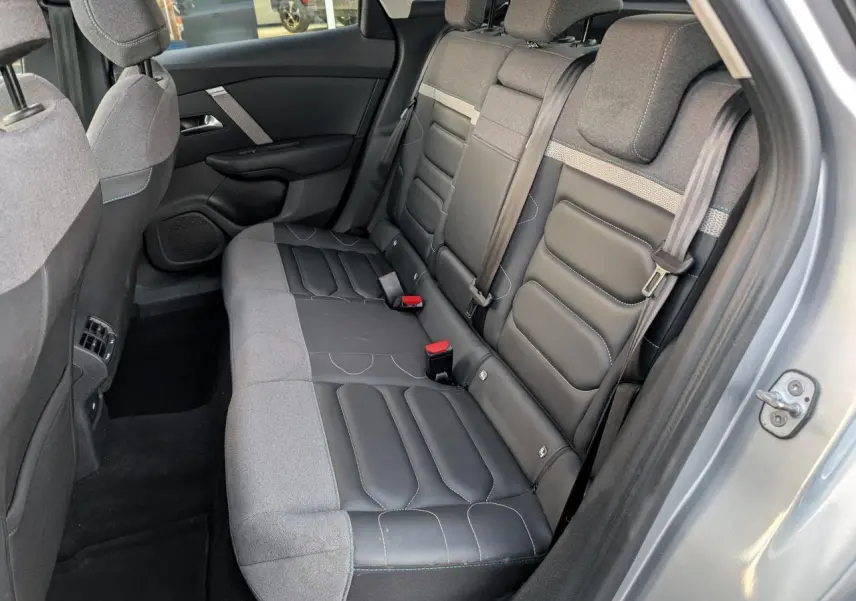 Vue côté droit sur la banquette arrière bi-matière cuir noir et tissu gris d'une Citroën C4 gris métallisé 2022.