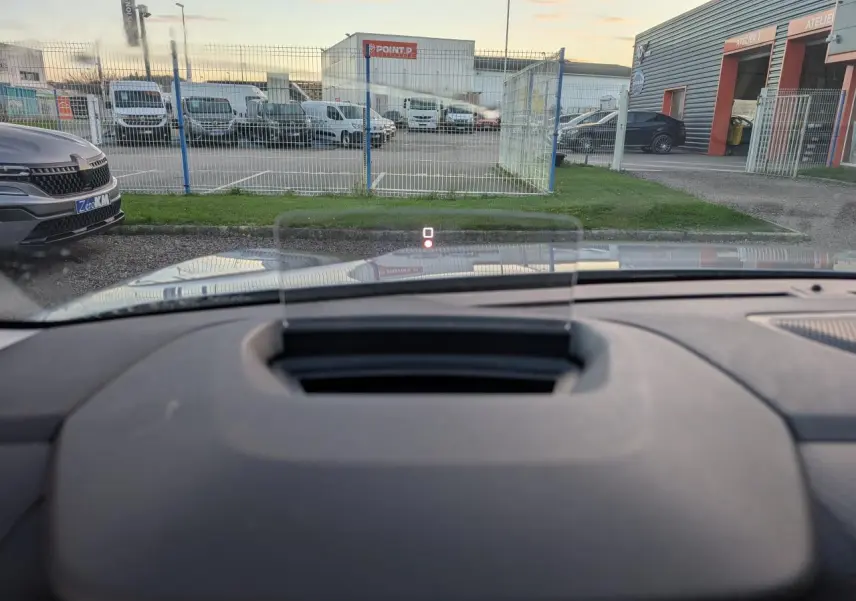 Vue intérieure du tableau de bord de la Citroën C4 1.5 BlueHDi 2022 avec affichage tête haute en fonctionnement.