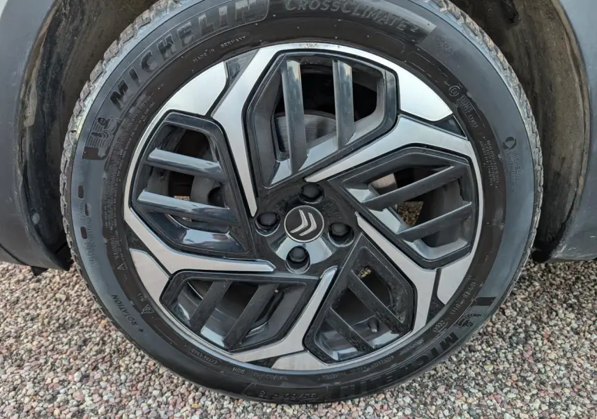 Gros plan sur la jante alliage 18'' diamantée noire et argentée d'une Citroën C4 gris métallisé, pneu Michelin visible.