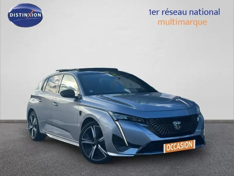 Peugeot 308 gris Artense vue 3/4 avant avec jantes alu noires et toit ouvrant panoramique.