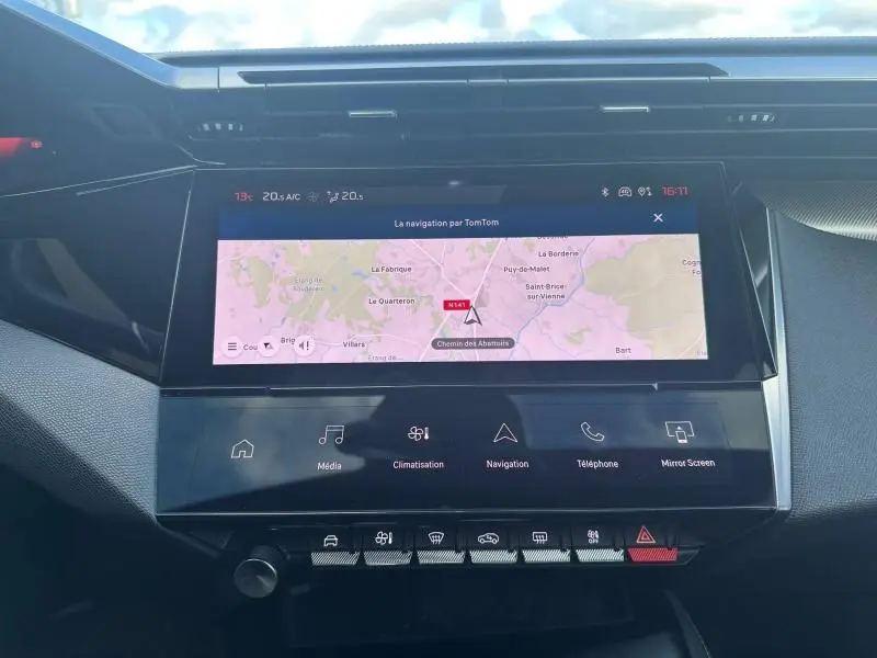 Vue rapprochée de l'écran tactile central affichant la navigation dans l'habitacle du Peugeot 308 gris Artense.