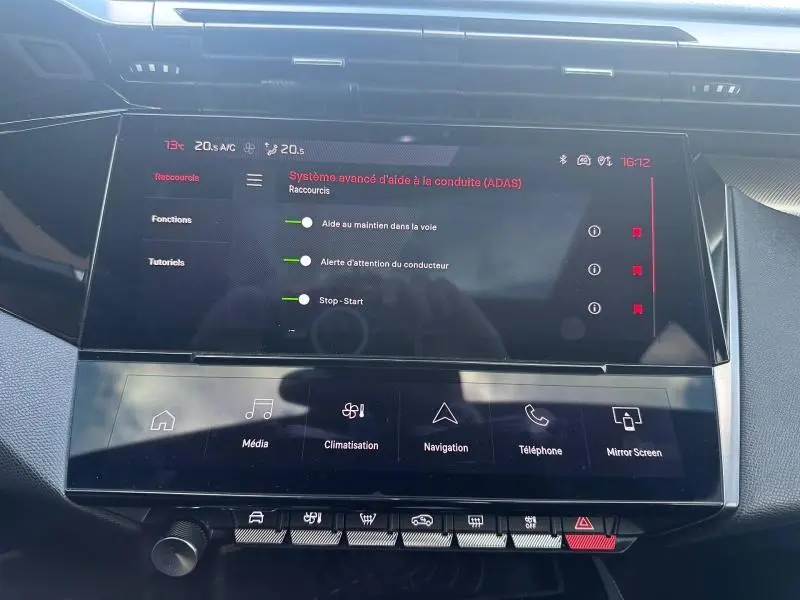 Vue rapprochée de l’écran tactile central du Peugeot 308 gris Artense, affichant les aides à la conduite ADAS.