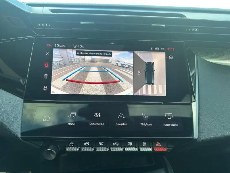 Écran tactile central de la Peugeot 308 2022 montrant la caméra de recul et la vue 360° intérieure.