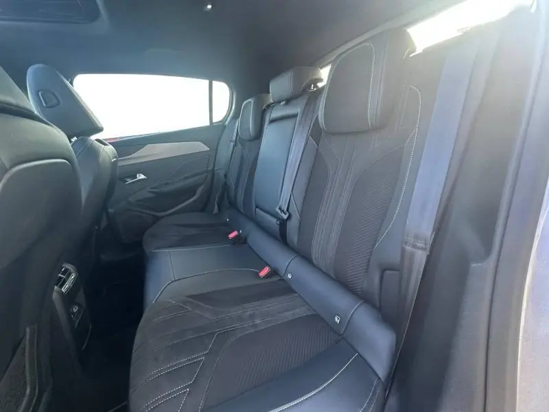 Vue intérieure côté droit des sièges arrière en cuir noir et Alcantara de la Peugeot 308 GT 2022 Gris Artense.