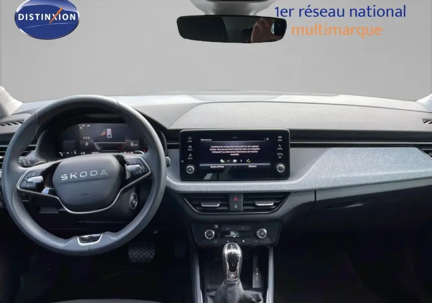 Intérieur de la Skoda Scala blanc glacier, vue frontale sur le tableau de bord avec écran tactile et volant multifonction.