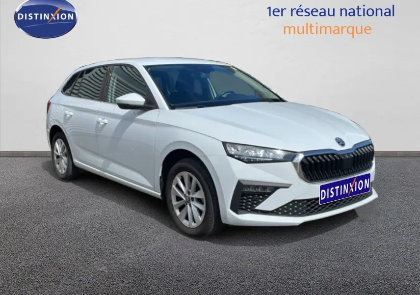 Vue 3/4 avant gauche d'une Skoda Scala blanc glacier avec calandre noire et jantes alliage 16 pouces.