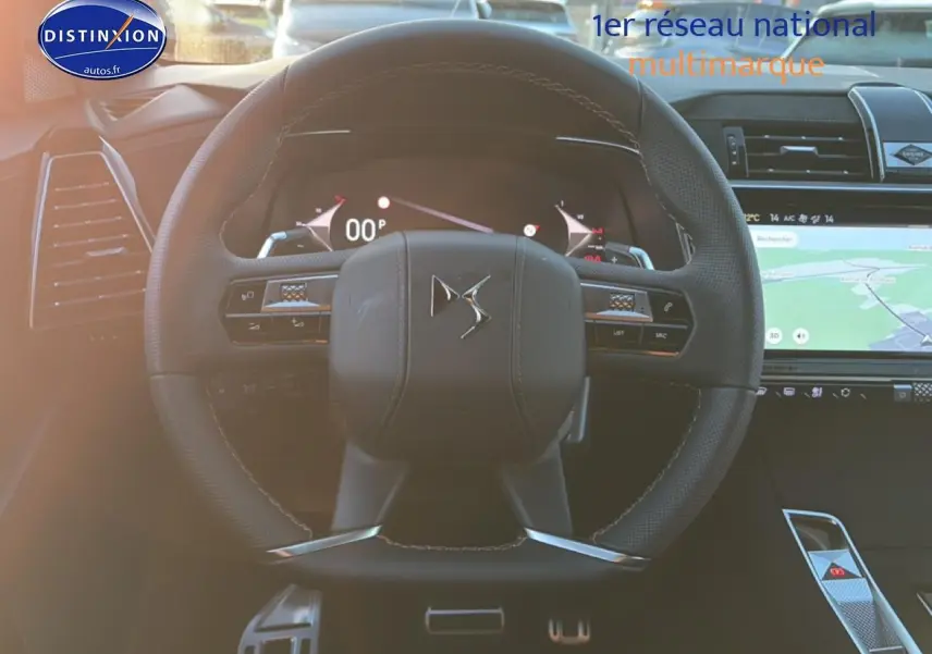 Vue intérieure centrée sur le volant cuir noir du DS7 1.5 BlueHDi 130 avec tableau de bord numérique et écran tactile.
