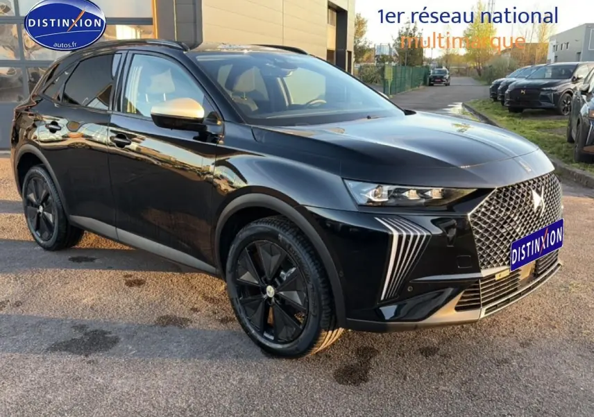 DS7 1.5 BlueHDi 130 noir en 3/4 avant, avec calandre distinctive et jantes noires brillantes.