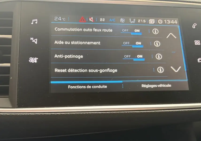 Écran tactile central affichant les réglages d'aide à la conduite dans l'habitacle d'une Peugeot 308 gris foncé.