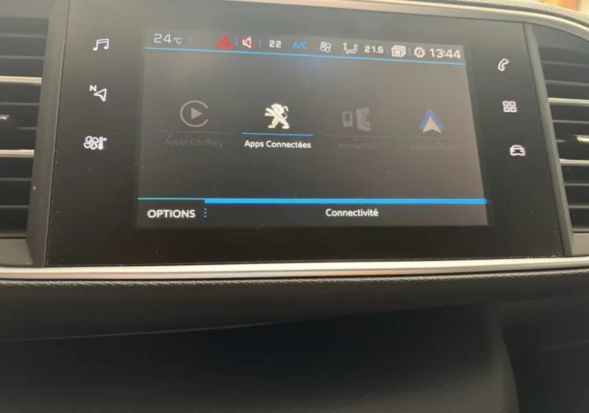 Écran tactile central de la Peugeot 308 BlueHDi 130 Allure affichant les options de connectivité et Apple CarPlay.