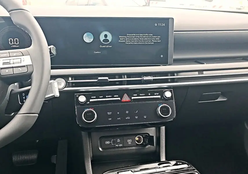 Vue intérieure du tableau de bord et console centrale du Hyundai Tucson 2026 gris, avec écran tactile large et commandes climatisation.