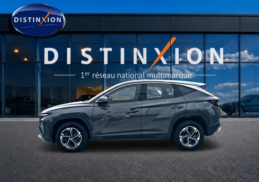 Vue latérale droite du Hyundai Tucson 2026 gris ecotronique avec jantes alliage et lignes anguleuses marquées.