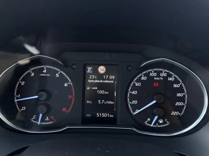 Tableau de bord de Toyota Yaris 2020, affichage numérique central avec compte-tours et compteur de vitesse analogiques.