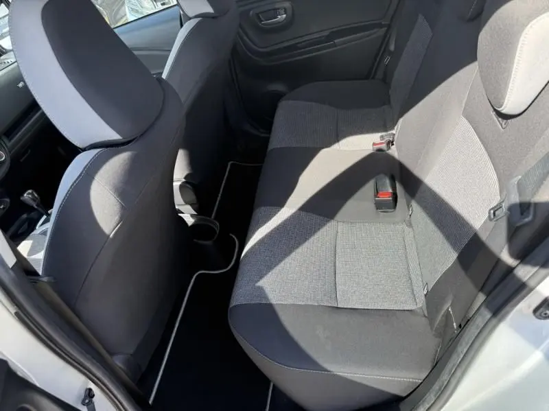 Vue intérieure de la banquette arrière grise et noire de la Toyota Yaris 2020, côté droit avec ceinture de sécurité visible.