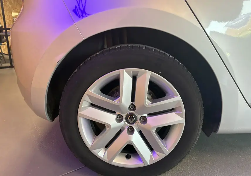 Gros plan sur la roue arrière gauche grise d'une Renault Clio 1.5 BlueDCI Business 2022 avec jante alliage cinq branches.