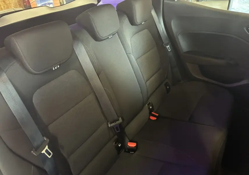 Vue intérieure côté droit des sièges arrière noirs en tissu de la Renault Clio 1.5 BlueDCI Business 2022.