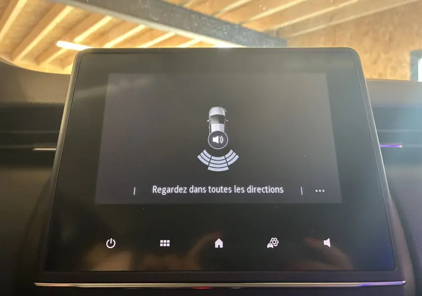 Écran tactile du tableau de bord de la Renault Clio 1.5 BlueDCI Business 2022 affichant l'alerte de détection d'obstacles.