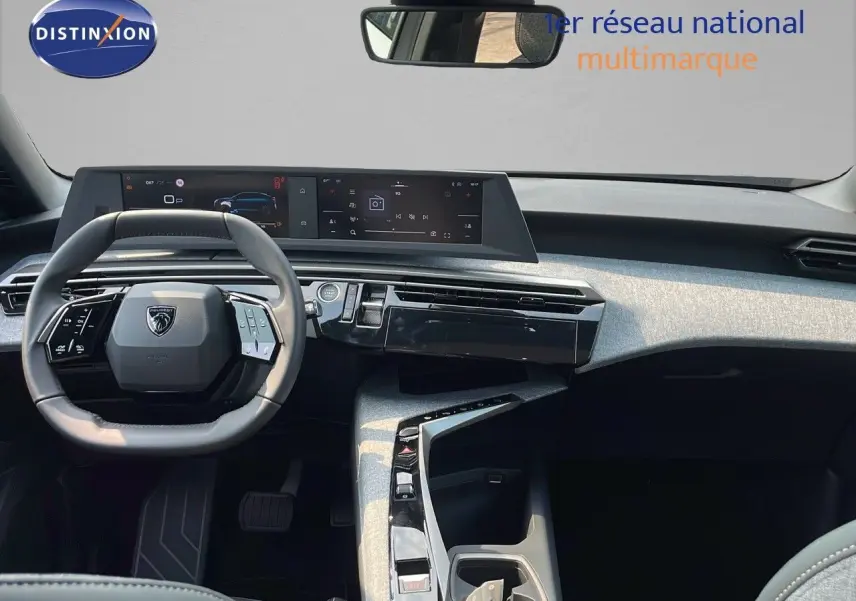 Intérieur du Peugeot 3008 Hybrid 2025 en gris, vue frontale du tableau de bord et volant compact multifonctions.