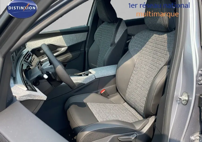 Intérieur avant droit du Peugeot 3008 gris Artense Metal 2025, sièges tissu et cuir noir avec détails gris.