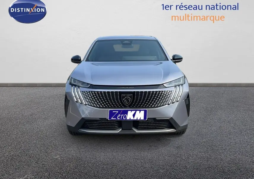 Vue frontale du Peugeot 3008 Hybrid gris Artense Metal avec sa calandre distinctive et ses feux LED en forme de griffes.