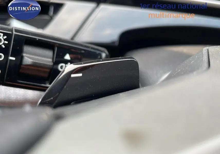Gros plan sur la palette de changement de vitesse noire dans l'habitacle du Peugeot 3008 Hybrid gris 2025.