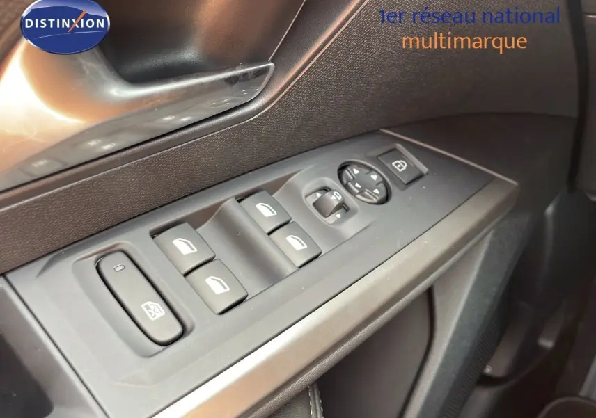 Gros plan sur les commandes des vitres électriques côté conducteur d’un Peugeot 3008 gris Artense 2025.