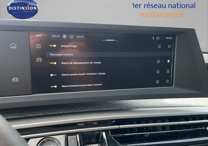Vue rapprochée de l'écran tactile central du Peugeot 3008 Hybrid 2025 gris Artense, affichant les réglages d'assistance à la conduite.