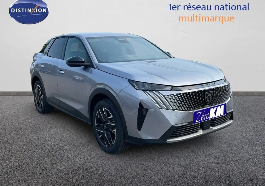 Peugeot 3008 Hybrid gris Artense en 3/4 avant droit, avec calandre distinctive et jantes noires.