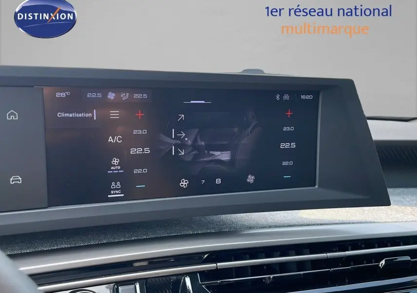 Écran tactile du tableau de bord du Peugeot 3008 Hybrid 2025 affichant la climatisation intérieure.