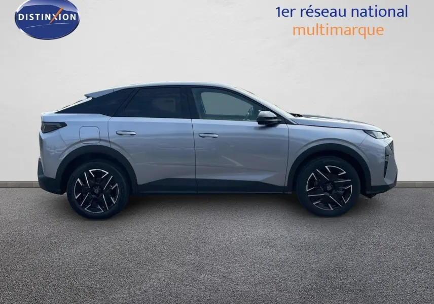Profil côté droit du Peugeot 3008 Hybrid gris Artense métallisé avec jantes noires et toit noir contrasté.