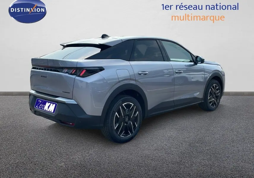 Vue 3/4 arrière droite d'un Peugeot 3008 Hybrid gris Artense métal avec jantes noires et toit noir.