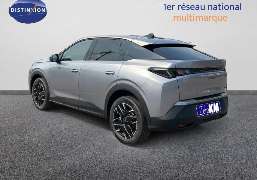 Vue 3/4 arrière gauche d'un Peugeot 3008 Hybrid gris Artense métallisé avec jantes noires et toit noir.