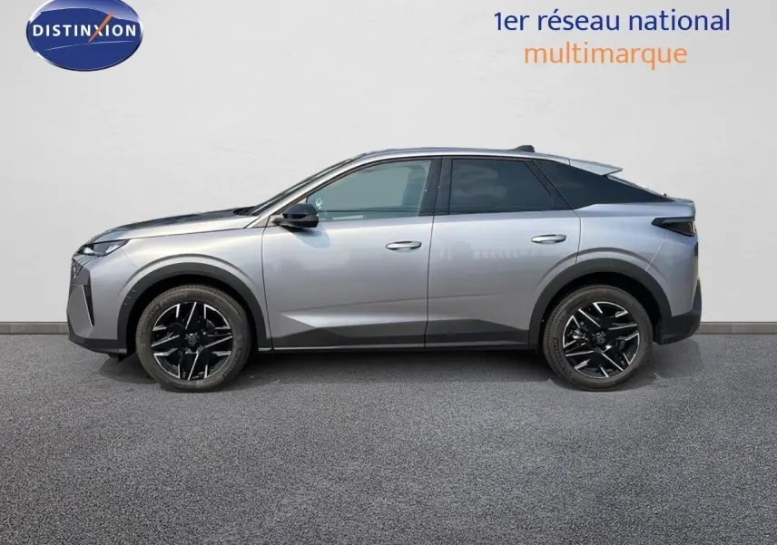Profil latéral droit du Peugeot 3008 Hybrid gris Artense métal avec jantes noires et toit noir contrasté.