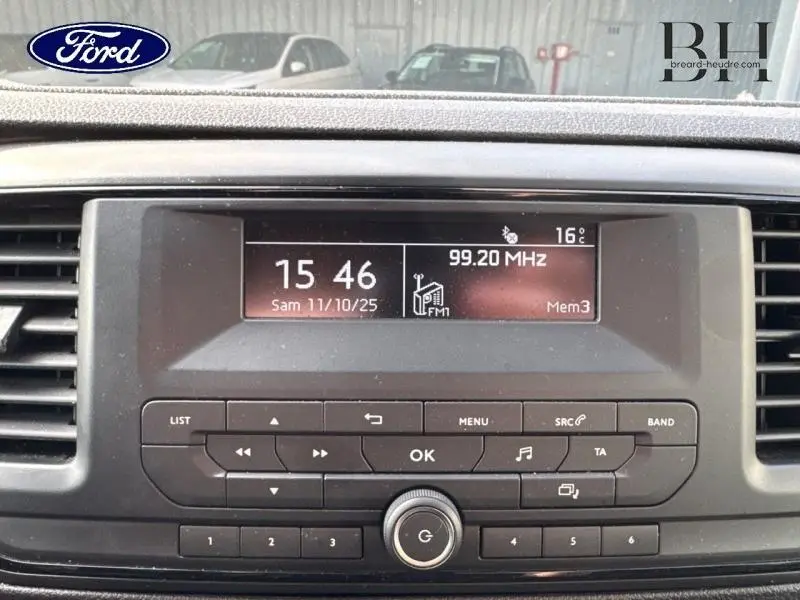 Tableau de bord avec écran radio affichant 99,20 MHz dans un Peugeot Expert Fourgon noir, vue frontale intérieure.