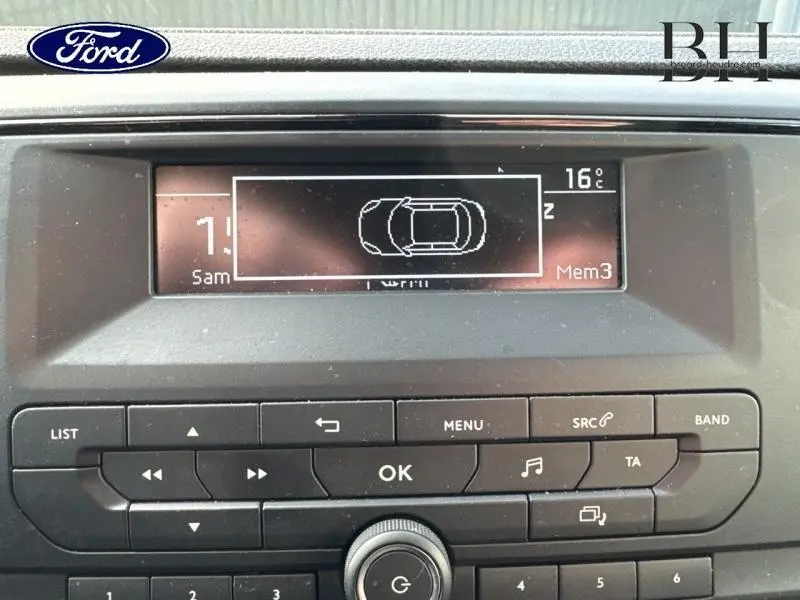 Tableau de bord du Peugeot Expert Fourgon noir, affichage central avec vue schématique du véhicule en noir et blanc.