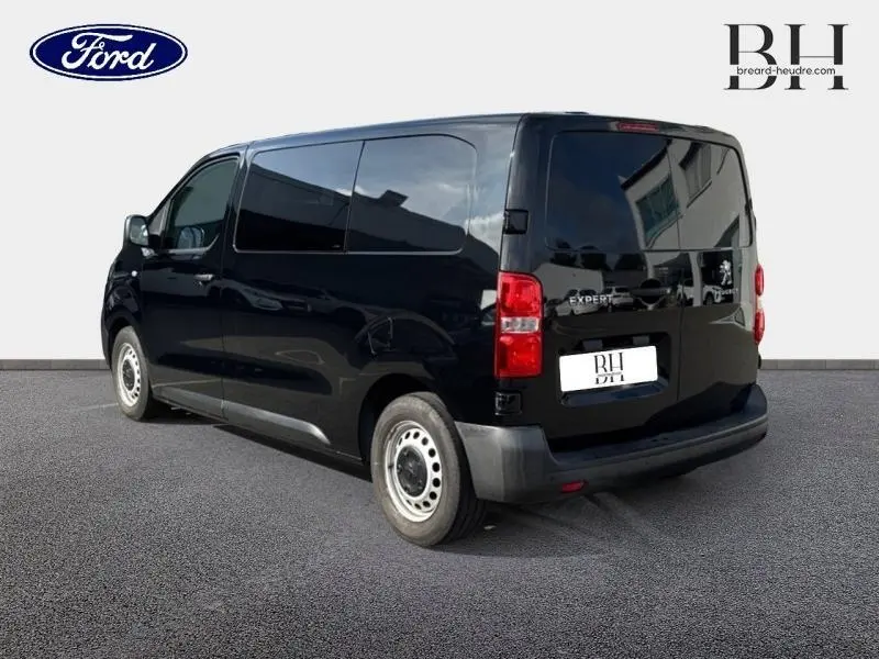 Peugeot Expert Fourgon noir Perla Nera vu en 3/4 arrière droit, portes arrière battantes et vitres teintées visibles.