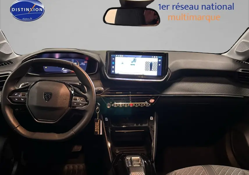 Vue intérieure avant de la Peugeot 208 1.2 hybrid 110 allure e-dcs6, tableau de bord moderne avec écran tactile et volant multifonctions.